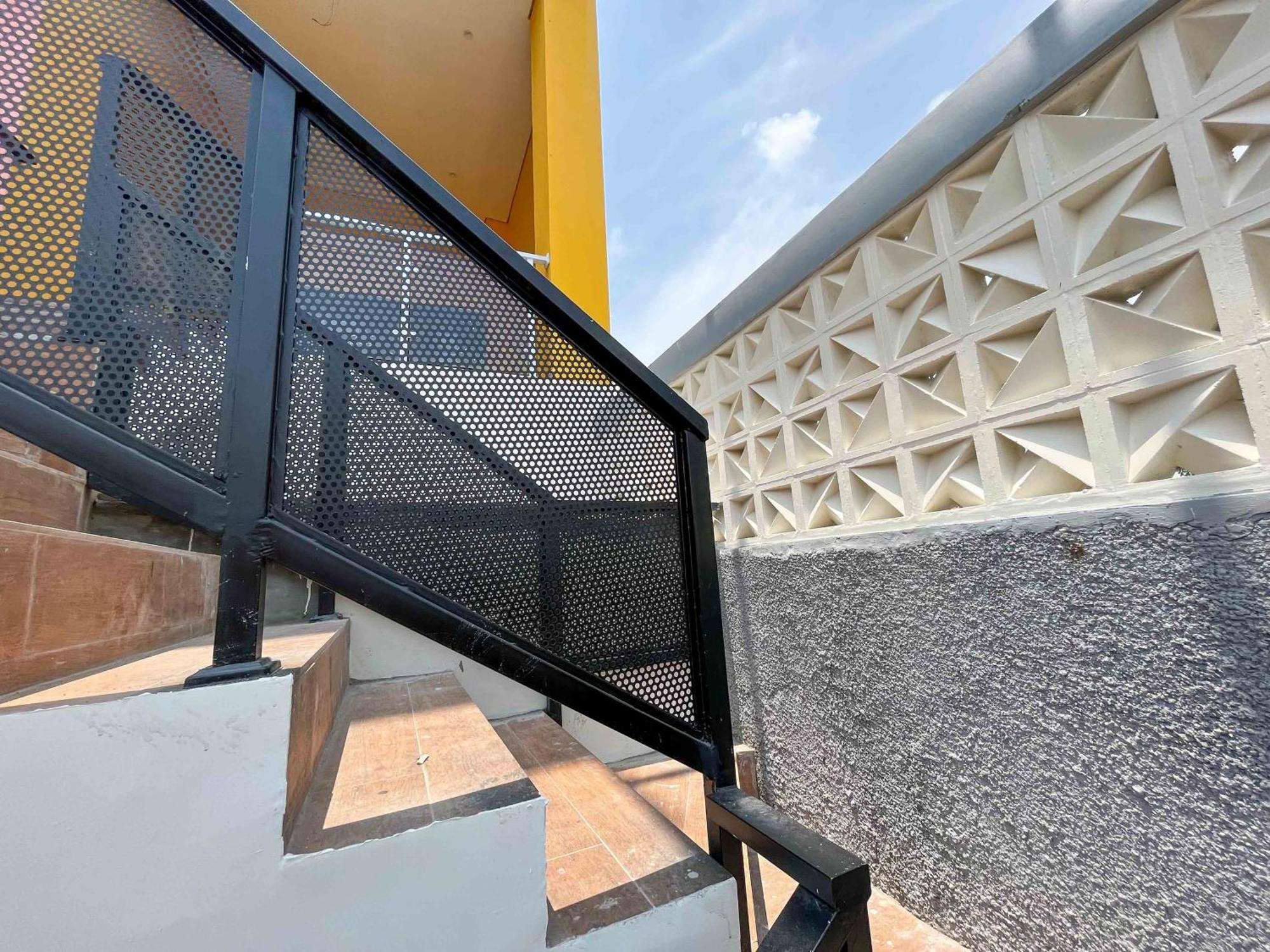 Sans Hotel Premiere Majapahit Semarang Exterior photo